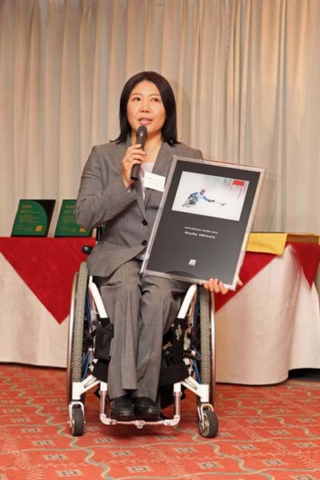 挨拶をされる大日方邦子氏