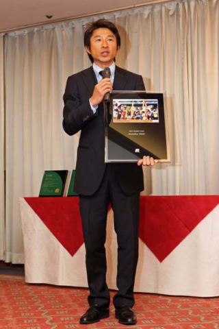 挨拶をされる北野建設スキー部長荻原健司氏