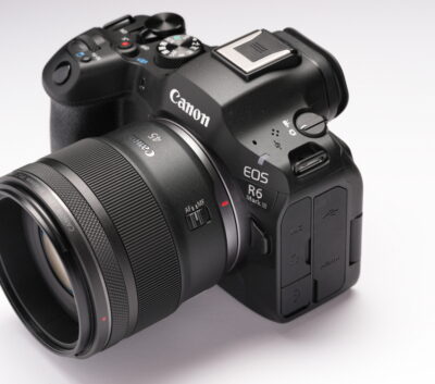 カメラグランプリ特別選考委員が見た新製品2025-2026 / Vol.1 キヤノンEOS R6 Mark III(2025年11月発売) 「フルサイズミラーレスはスポーツの夢を見るか？」